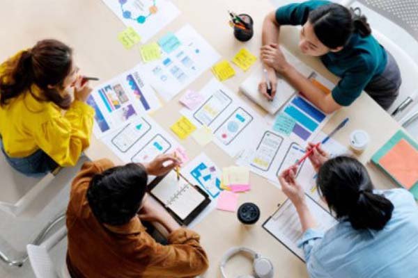 Ruangan dengan meja dan kursi