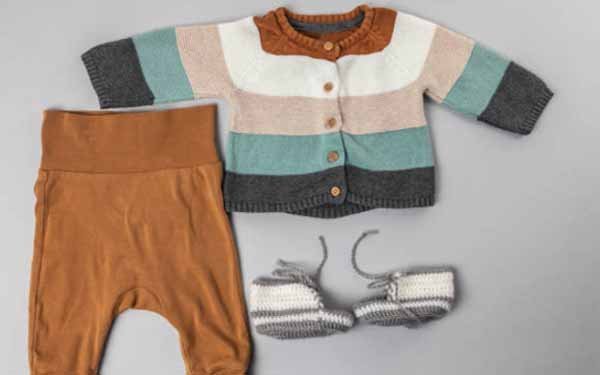 Pakaian yang hangat dan melindungi bayi